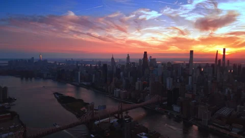 Feathery clouds colored brightly by setting sun over the panorama of New York Stock Footage 345687808