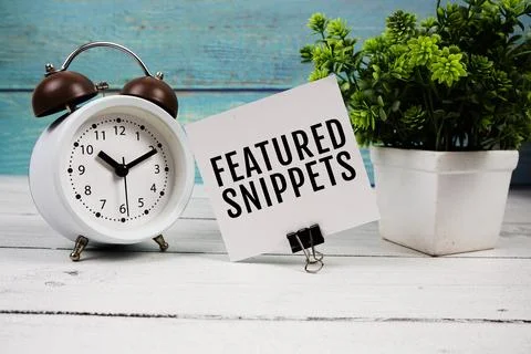 Featured Snippets text written on paper card with alarm clock on wooden bac.. Stock Photos