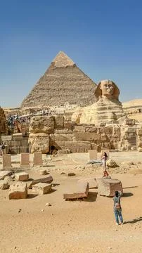 Feb 12, 2026, Egypt, Cairo: The Great Sphinx guards the pyramids  at Giza. Stock-Fotos