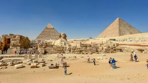 Feb 12, 2026, Egypt, Cairo: The Great Sphinx guards the pyramids  at Giza. Stock-Fotos