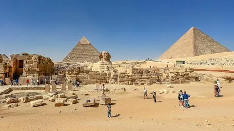 Feb 12, 2026, Egypt, Cairo: The Great Sphinx guards the pyramids  at Giza. Stock-Fotos