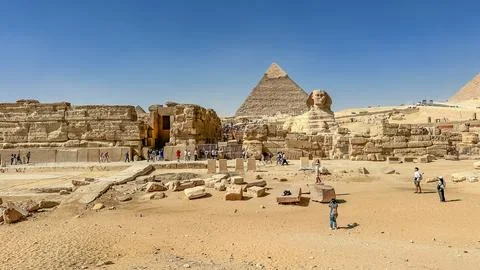 Feb 12, 2026, Egypt, Cairo: The Great Sphinx guards the pyramids  at Giza. Stock-Fotos