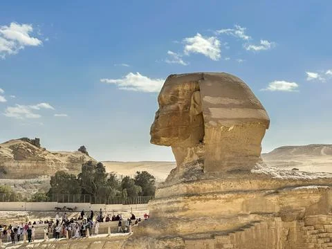Feb 12, 2026, Egypt, Cairo: The Great Sphinx guards the pyramids  at Giza. Stock-Fotos