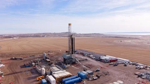 Feb 16, 2026, Williston, ND — Active land drilling rig, Williston Basin Stock Footage 332427385