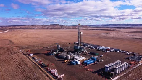 Feb 4, 2026, Williston, ND USA — Active land drilling rig, Williston Basin Stock Footage 332427409