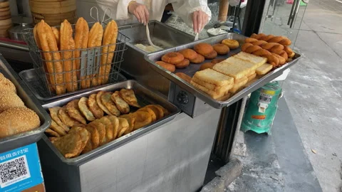 February 25, 2023, Shanghai, Breakfast stalls, doughnuts, soymilk Stock-Footage 300314824