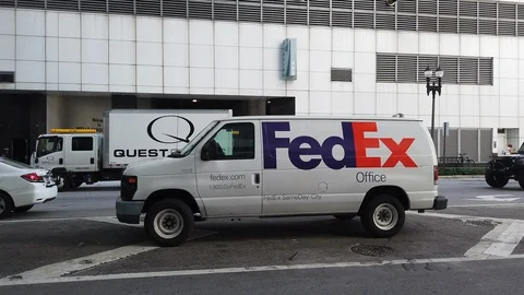 FedEX Delivery Van Stockbeeldmateriaal 106714107