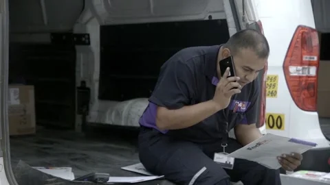 Fedex man talking by cellphone Vídeos de archivo 141613751