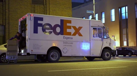 FedEx Truck at night loading boxing in New York City 4k 库存影片 57746430