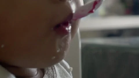 Feed dragon fruit to babies. Vidéo 277450992