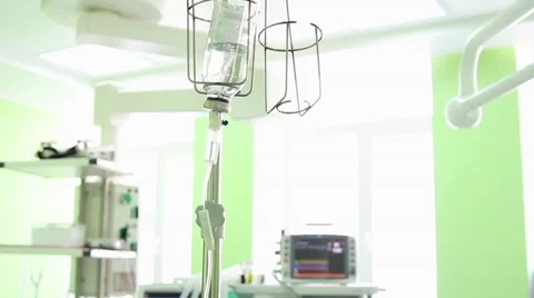 The feed solution dropper Vídeos de archivo 64015723