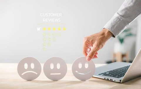 Feedback for customer satisfaction survey indicates hand choosing happy fac.. 库存照片