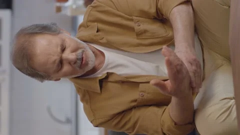 Feeling bad, the old man listens and counts his pulse on the wrist. Video stock 151998567