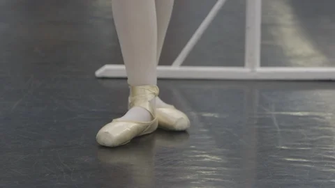 Feet of ballet dancer practicing Vidéo 104867482