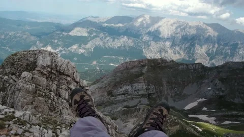 Feet dangling from a beautiful mountain to Video stock 157735268