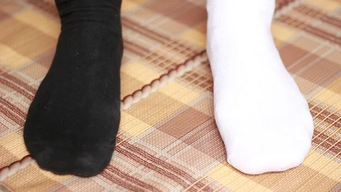 Feet in different socks Vídeo Stock 77178332