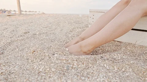 Feet in the sand on the beach Vídeos de archivo 92936623