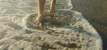 Feet Walking Through Waves at Sunset 스톡 동영상 85816940