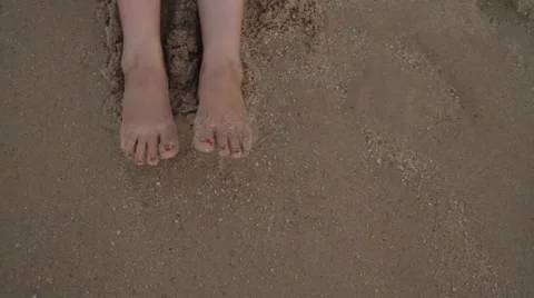 Feet in water 動画素材 40298905