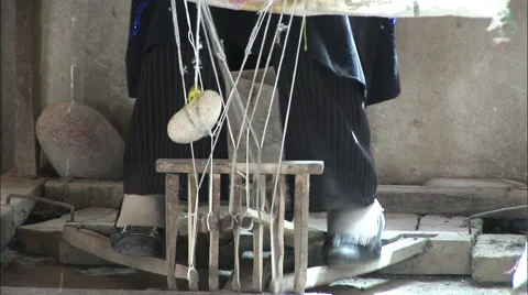 Feet working silk weaving loom, China Vídeo Stock 56607972