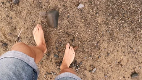 Feets of young boy walking on the beach Video stock 131838359