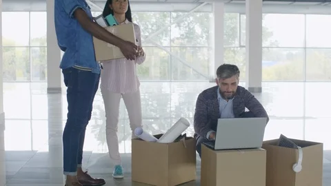 Fellow workers moving stuff to new office building Vidéo 125802649