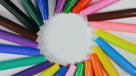 The felt pen on the turntable. The marker spin rotate. Twist, create pattern 動画素材 168498104
