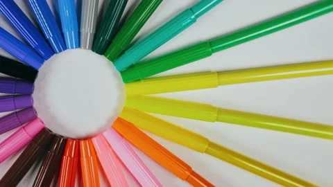 The felt pen on the turntable. The marker spin rotate. Twist, create pattern 動画素材 170797329