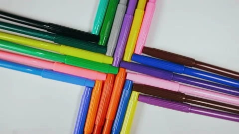 The felt pen on the turntable. The marker spin rotate. Twist, create pattern 動画素材 170797382