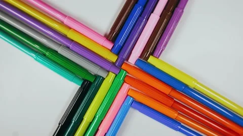 The felt pen on the turntable. The marker spin rotate. Twist, create pattern 動画素材 170844238