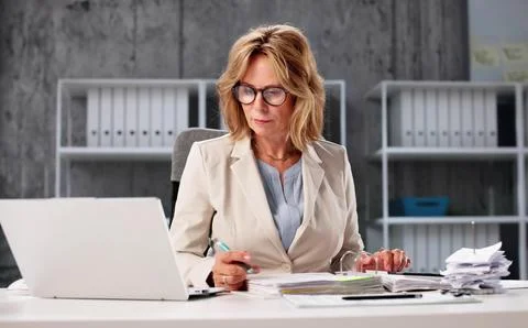 Female Accountant Utilizes Cloud Software For Public Tax Invoice Advising. 写真素材
