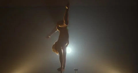 Female acrobat doing arms handstand on canes Vídeo Stock 330110372