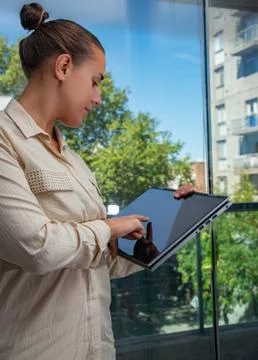 Female administrative assistant using a tablet at the office. Foto stock