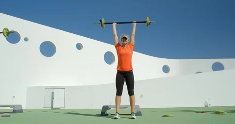 A female Aerobics Instrutor using weights for a Body Pump class. Vídeo Stock 86127847