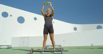 A female Aerobics Intructor taking a class using wieghts. Vídeo Stock 86126294