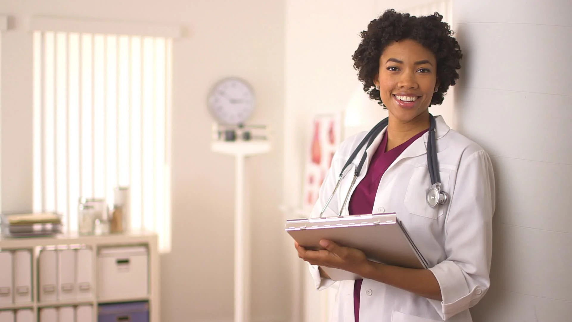 Темнокожая доктор. Темнокожие девушки врачи. Афро врач. Медсестра афро. Чернокожий врач.