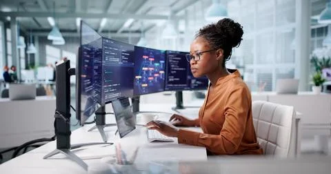 Female African Developer Creating Web Software On Office Computer Screen 库存照片