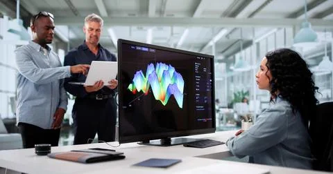 Female Analyst Using Computer For Data Analysis In Business Technology Sector Foto stock
