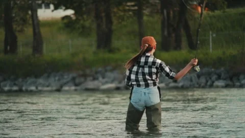 Female Angler Casting Fly Line in Mountain Stream Video stock 308975687