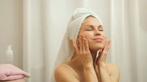 Female applying lotion on face Video stock 98590137