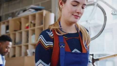 Female Apprentice In Carpentry Workshop For Building Bicycle Frames Putting Vídeos de archivo 130406383