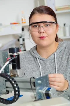 Female Apprentice working  on CNC machinery. Foto stock