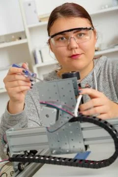 Female Apprentice working  on CNC machinery. Foto stock