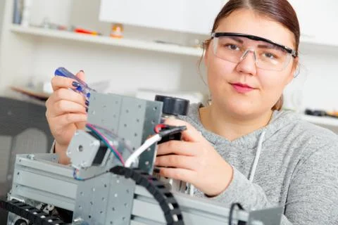 Female Apprentice working  on CNC machinery. Foto stock