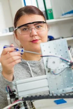Female Apprentice working  on CNC machinery. Foto stock