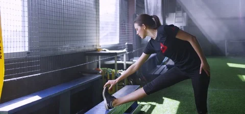 Female athlete doing stretching exercise in fitness studio Stock-Footage 77333166