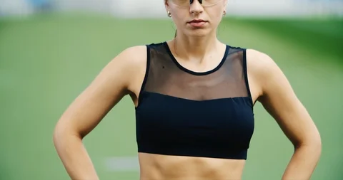 Female Athlete Preparing for Workout 動画素材 112424210