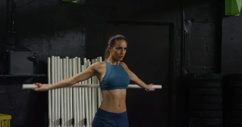 Female athlete training with a bar Vídeos de archivo 96897702