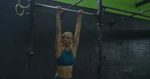 Female athlete training on a pull up bar Vídeos de archivo 96959651