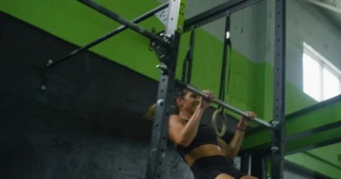 Female athlete training on a pull up bar 스톡 동영상 96960143